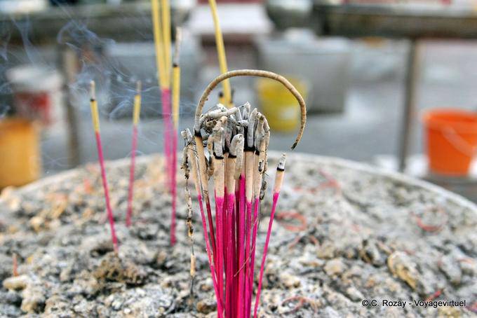 Wat Phra Si Rattana incienso se pega Mahathat, Phitsanulok - Tailandia