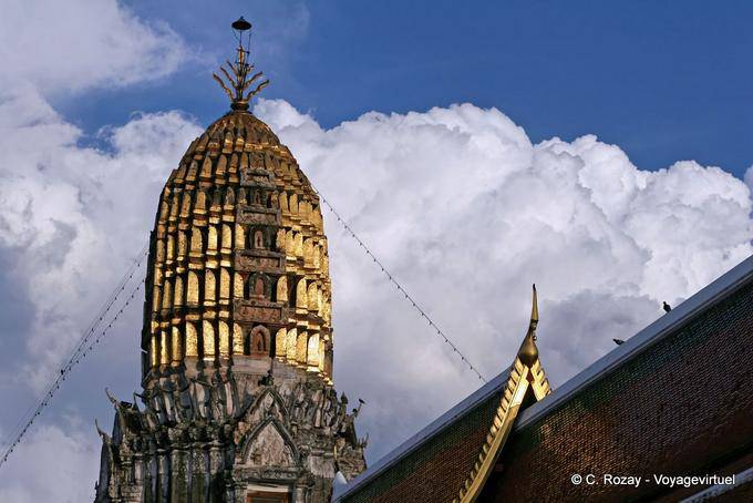 Prang en jemer estilo que data del período de Ayutthaya, Wat Phra Si Rattana Mahathat, Phitsanulok - Tailandia