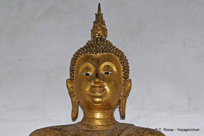 Templo budista en Jefe Sri Rattana Mahathat ella, Phitsanulok - Tailandia