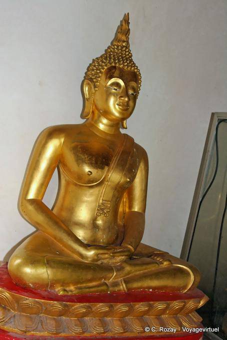 Posición de la meditación en el templo de Wat Phra Si Rattana Mahathat, Phitsanulok - Tailandia