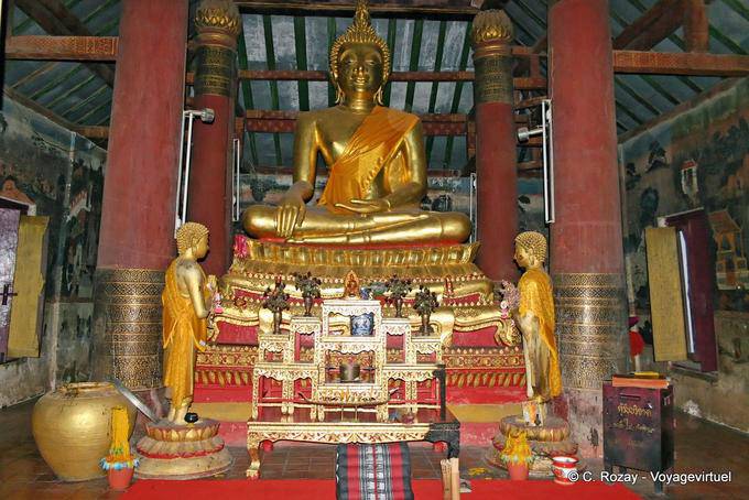 El altar de la Gran Buda de Wat Ratburana, Phitsanulok - Tailandia