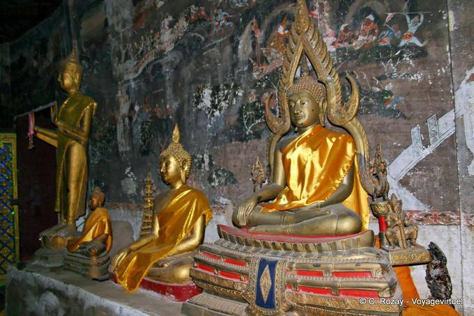 Wat Ratburana, Budas y pinturas antiguas degradado, Phitsanulok - Tailandia