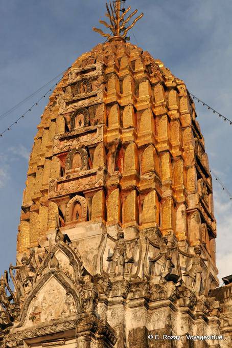 Top Prang estilo jemer, Wat Phra Si Rattana Mahathat, Phitsanulok - Tailandia