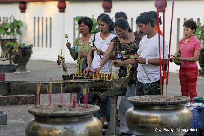 Ofrendas a la Wat Phra Si Rattana Mahathat, Phitsanulok - Tailandia