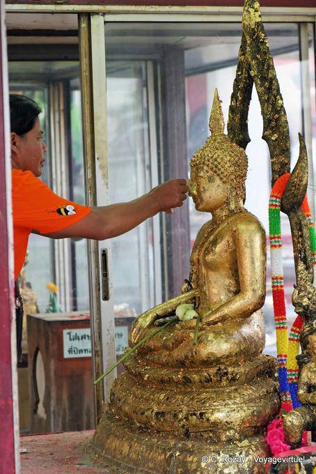 Hoja de oro en Wat Sri Rattana Mahathat colocación, Phitsanulok - Tailandia