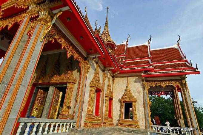 Vista lateral de Wat Chalong, Phuket - Tailandia