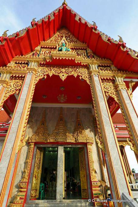 Entrada a un templo de Wat Chalong Mueang, Phuket - Tailandia