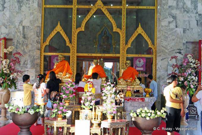 Estatuas llenos de pan de oro, Wat Chalong, Phuket - Tailandia
