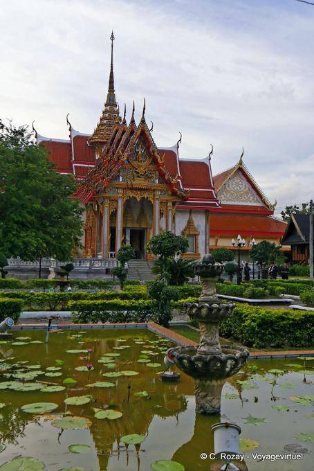 Wat Chalong visto en los estanques, Phuket - Tailandia