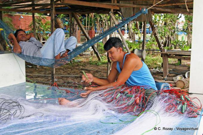 El descanso y el trabajo de los pescadores, Phuket - Tailandia