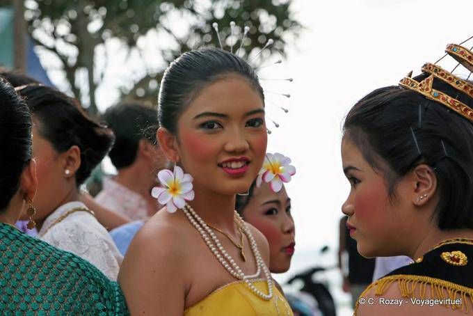 Chica con flores y collar, Festival de Patong, Phuket - Tailandia