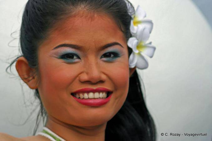 Muchacha con la flor del frangipani, Festival de Patong, Phuket - Tailandia