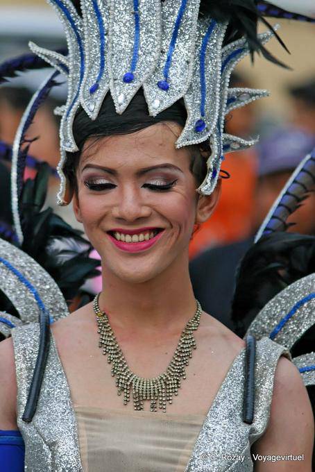 Joven tímida Festival de Patong, Phuket - Tailandia