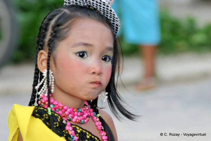 Niña dudosa, Festival de Patong, Phuket - Tailandia