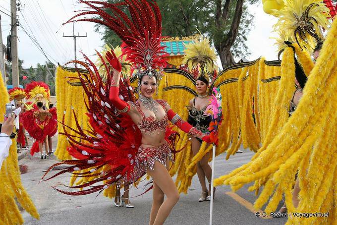 Bailarín con plumas rojas, Festival de Patong, Phuket - Tailandia