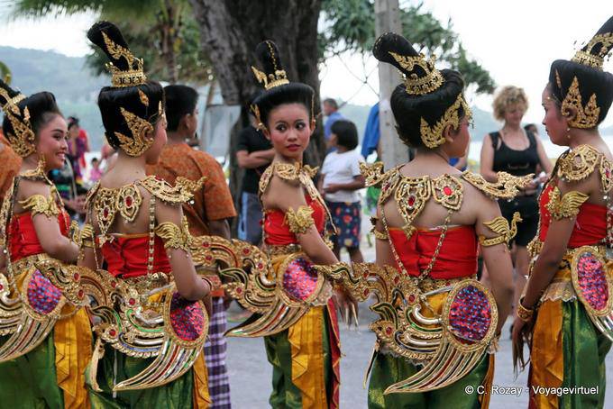 Hojeando el desfile, Festival de Patong, Phuket - Tailandia