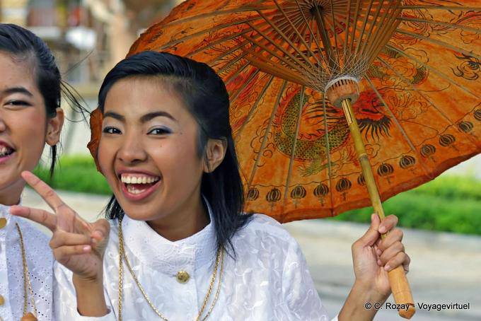 Chica con paraguas Festival de Patong, Phuket - Tailandia