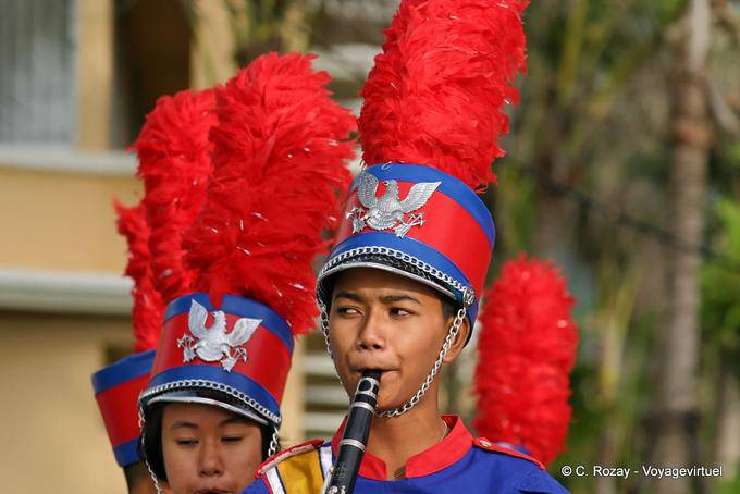 Músicos plume Festival de Patong, Phuket - Tailandia