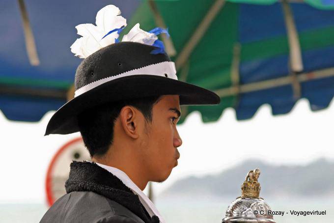 Hombre joven en el sombrero, Festival de Patong, Phuket - Tailandia