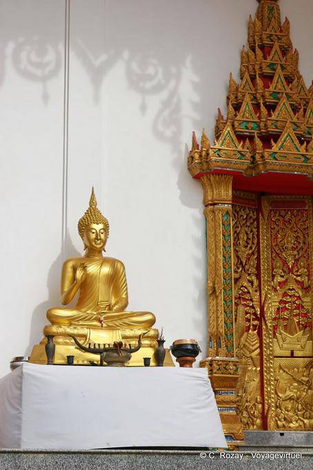 Buda en la entrada de Wat Suwan Khiri Wong, Patong, Phuket Templo - Tailandia