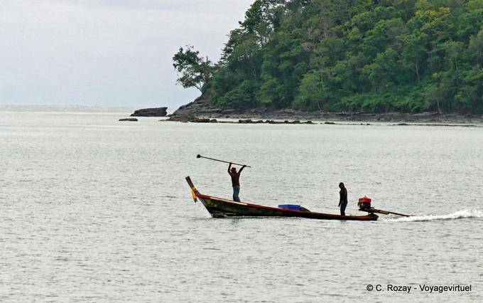 Un pescador en la acción, la ciudad de Phuket gitana - Tailandia