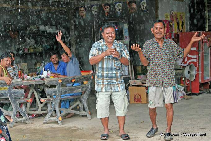 Buen humor en el bistró, de Phuket Town gitana - Tailandia
