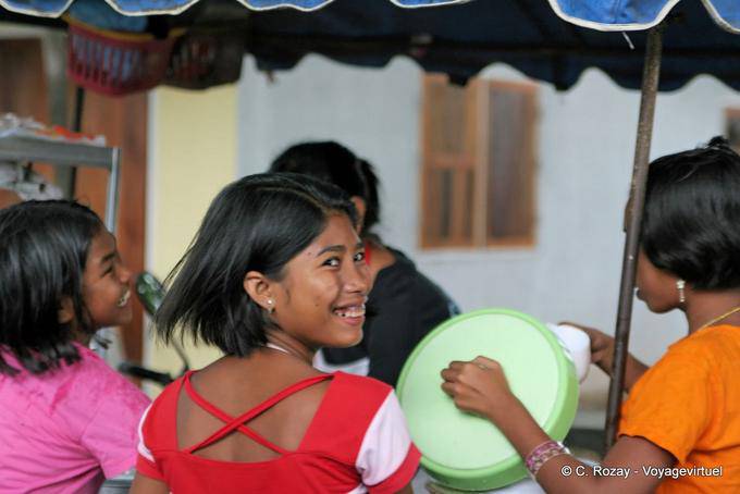 Muchachas de risa, de Phuket Town gitana - Tailandia