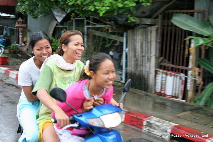 Las niñas en un scooter, de Phuket Town gitana - Tailandia