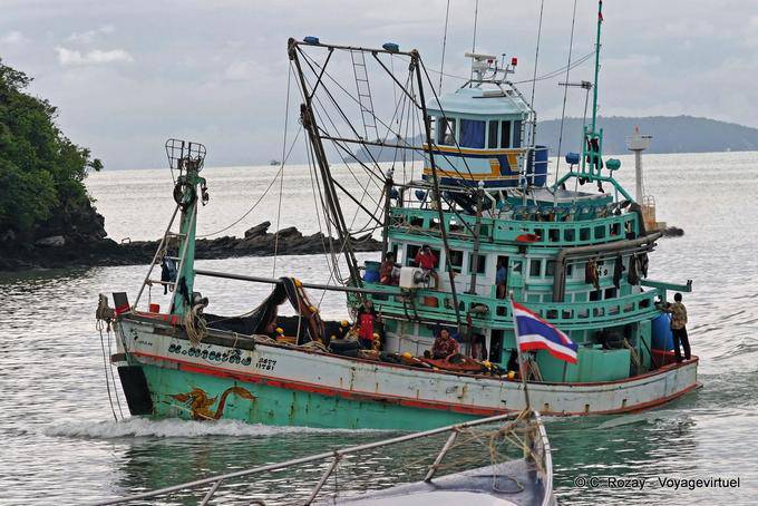 Barco de pesca hacia atrás, la ciudad de Phuket gitana - Tailandia