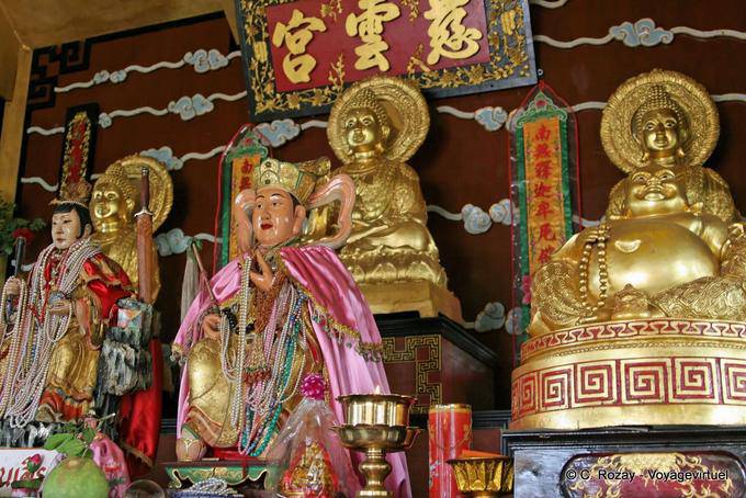 Altar con budas de oro, la ciudad de Phuket gitana - Tailandia