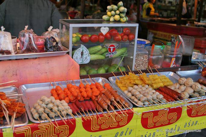 Stall varios kebabs, Sukhothai - Tailandia