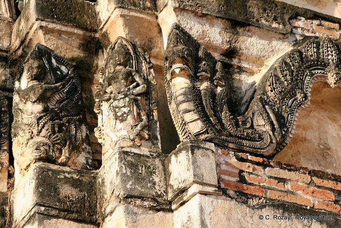 Garudas y serpientes naga, Sri Sawai, Sukhothai - Tailandia