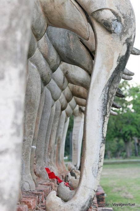 Cuernos de elefantes tallados, Wat Chang Lom, Sukhothai - Tailandia