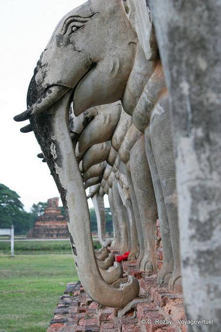 Elefantes que adornan la base de la estupa, Wat Chang Lom, Sukhothai - Tailandia