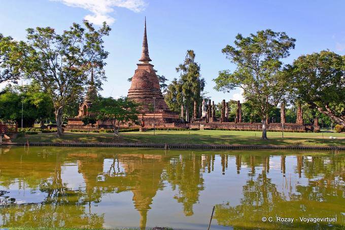 Reflexiones en el foso, Sukhothai, Sukotai - Tailandia