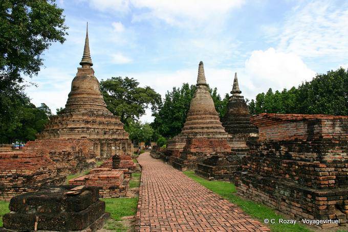 Camino a la pagoda, Sukhothai, Sukotai - Tailandia