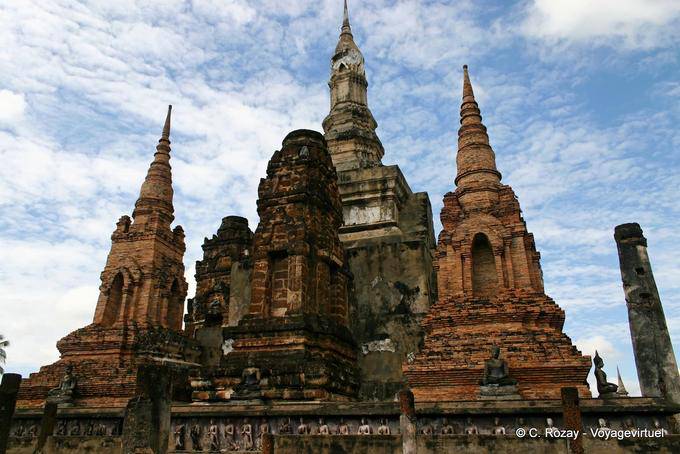 Sukhothai, Wat Mahathat Chedi en loto rodeado por otros ocho - Tailandia