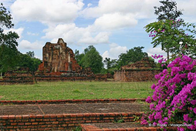 Ruinas del templo jemer, Sukhothai, Wat Phra Pai Luang - Tailandia