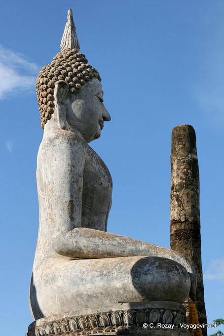 Estatua de perfil, Sukhothai, Wat Sa Si - Tailandia