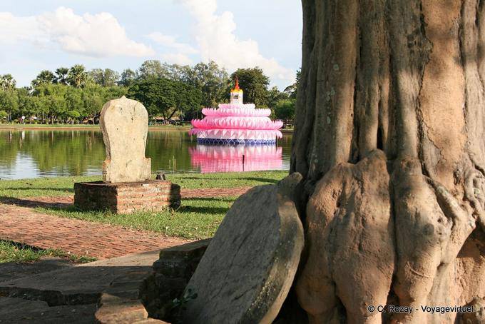 Isla en el medio del estanque Traphang Trakuan, Sukhothai, Wat Sa Si - Tailandia