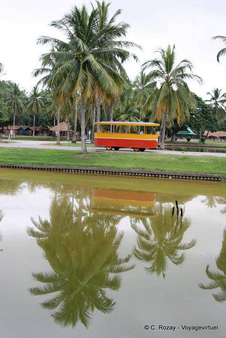 Transporte turístico en el parque, Sukhothai, Wat Sa Si - Tailandia