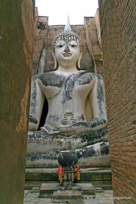 Estuco Buda en una mandala ladrillo, Sukhothai, Wat Sri Chum - Tailandia
