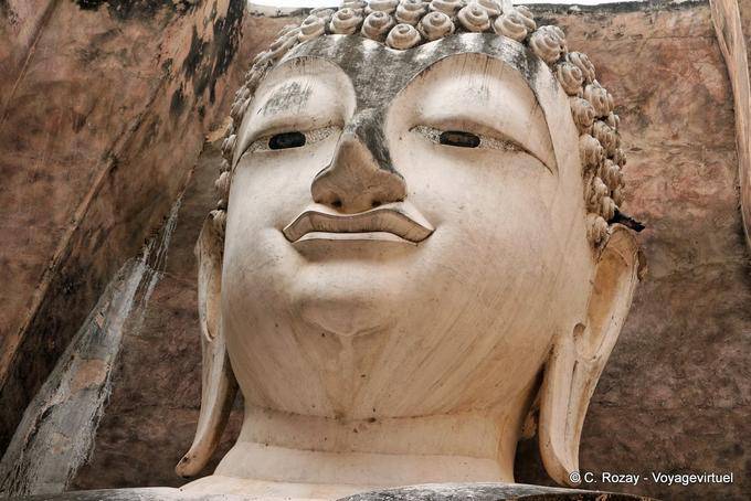 Cabeza de Buda sentado de 15 metros, Sukhothai, Wat Sri Chum - Tailandia