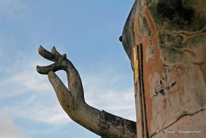 Primer plano de la mano de Buddha, Sukhothai, Wat Trapang Ngoen - Tailandia
