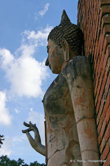Estatua budista en el perfil, Sukhothai, Wat Trapang Ngoen - Tailandia