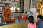 Monk con ofrendas Wat Choeng Phanan, Ayutthaya, Tailandia.