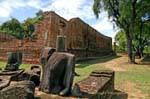 Pedazos de una escultura rota, Wat Raj Burana, Ayutthaya, Tailandia.