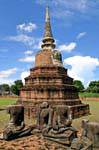 Estatuas sedentes en chedi frente, Wat Raj Burana, Ayutthaya, Tailandia.