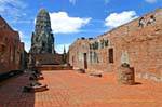 Dentro del Ubosot y Prang (Wat Ratchaburana), Wat Raj Burana, Ayutthaya, Tailandia.