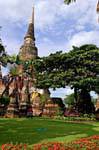 Gran chedi visto para el jardín, Wat Yai Chai Mongkol, Ayutthaya, Tailandia.